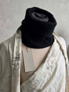 Lela Jacobs - U Neck Black