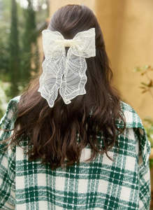 Accessories: THE ERIS BOW CLIP- IVORY LACE