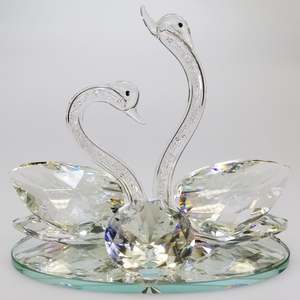 Crystal Glass: Clear Cut Glass Swans with Out-Stretched Neck on Mirror Base