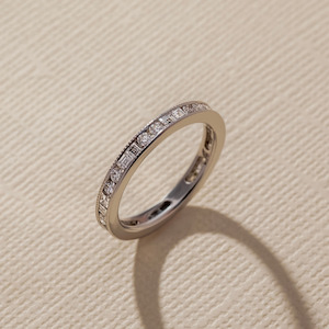 Womens Wedding Bands: Round & Princess Diamond Ring