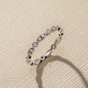 Womens Wedding Bands: Bezel Swing Ring
