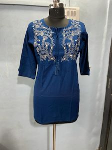 Kurti Plus Size: Embroidered Neck Rayon Kurti