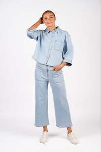 Knewe Coupe Shacket - Light Wash