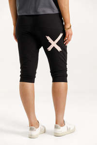 Apartment Pant 3/4 - Black With Blossom Daisy