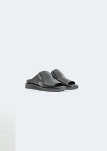 Shoes: JUDITH SLIDE / BLACK