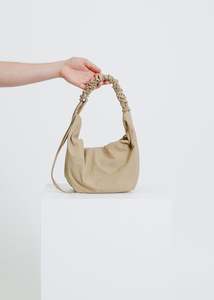 CRESCENT GATHER BAG / TAUPE