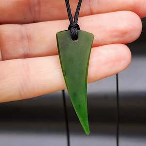 Nz Greenstone Pounamu: NZ Greenstone Pounamu Tooth Pendant Necklace (N76)