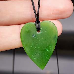 Nz Greenstone Pounamu: NZ Greenstone Pounamu Heart Pendant Necklace (N70)