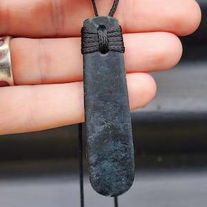 Nz Greenstone Pounamu: NZ Black Greenstone Pounamu Toki Pendant Necklace (N107)