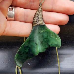Nz Greenstone Pounamu: NZ Greenstone Pounamu Whale Tail Pendant Necklace (N416)
