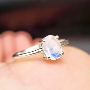 (R) Solid 925 Sterling Silver & Natural Moonstone Clawed Oval Handmade Ring