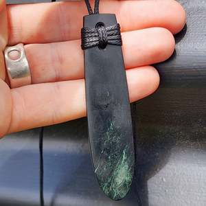 NZ Black Greenstone Pounamu Toki Pendant Necklace (N445)