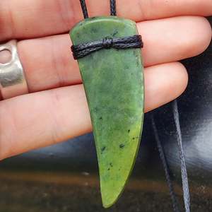 NZ Greenstone Pounamu Tooth Pendant Necklace (N442)