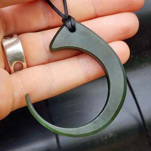 NZ Greenstone Pounamu Hook Pendant Necklace (N437)