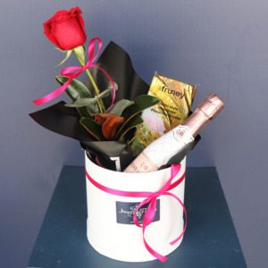 Gift Hampers Wine: Gift Hamper | Kiss From a Rose