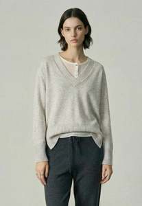 Aleger Cashmere: 374 Classics V Neck - Polar Grey
