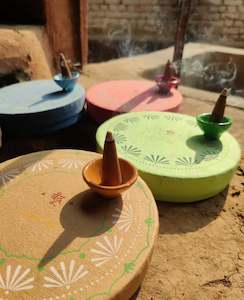 Candles: Sandali (Sandalwood) – Earthy & Grounding | INCENSE CONES