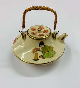 Satsuma small teapot Meiji period