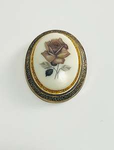 Jewellery: Vintage Costume Brooch Oval with Golden Edge and Pink Painted Rose