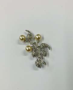 Costume Jewellery: Vintage Diamante and faux Pearl brooch