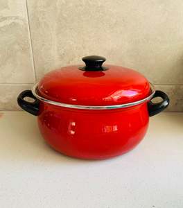 Cookware: Large vintage enamel lidded cooking pot