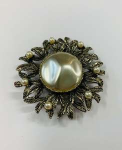 Jewellery: Vintage faux Pearl and floral design  brooch