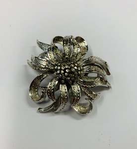 Jewellery: Vintage silver tone costume jewellery floral brooch