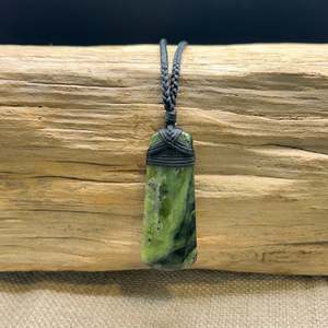 Pounamu: Pounamu (Serpentinite) Toki / Adze Pendant