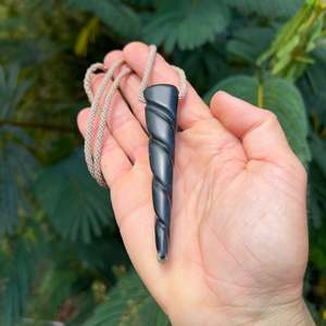 Pounamu: Pounamu (Serpentinite) GeoBraid Amulet Twist