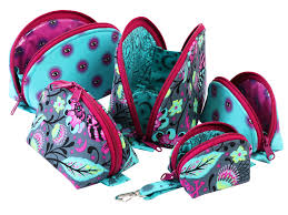 By Annie: Clam Up Zippered Pouches pattern in 5 sizes byannie