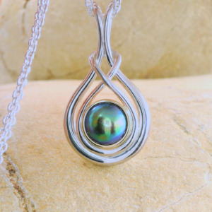 Pearl Cruise Trip Necklace - Two-tone