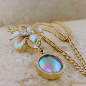 Anniversary: Pearl Little Flower Necklace