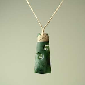 Toki with Koru Pounamu Large, Tan Binding