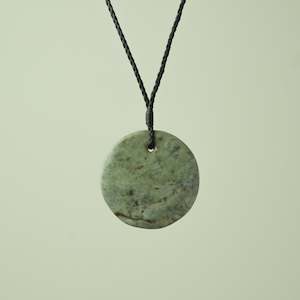 Medium Raukaraka Pounamu Porowhita