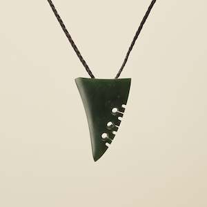 Manaakitanga Caring: Notched Niho Tooth Kawakawa Greenstone Medium Pendant