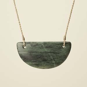 Kōuma Breastplate – Inanga Pounamu Large Pendant, Tan Binding
