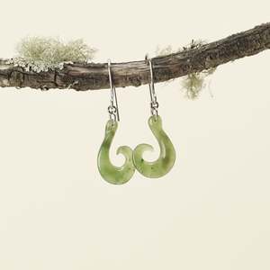 Hei Matau: Jade Earring Hei Matau Kahurangi 20mm
