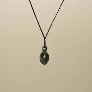 Pikorua Twist: Kawakawa Small Single Pikorua Pounamu Pendant