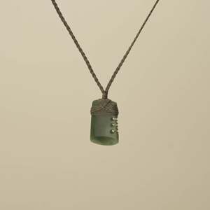Strength: Notched Kahurangi Inanga Small Toki Pounamu Pendant, Khaki Binding