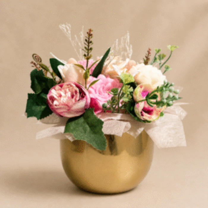 Products: Rosé Petal Luxe Candle Bouquet