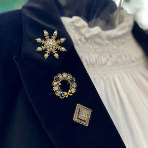 Jewellery: Brooch Set Golden Age