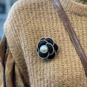 Jewellery: Flower Pearl Brooch