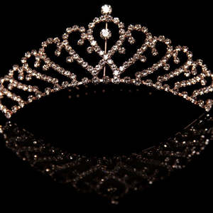 Accesories: Cassie Medium Tiara – Gold