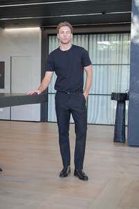 Essentials: Classic Chino - Black