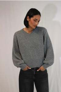 Tatano: Celia V-Neck Grey
