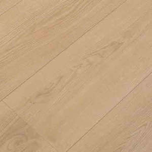 Flooring: Light Oak Laminate