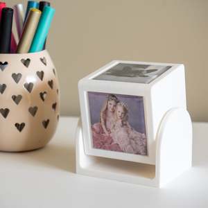 Magnet Display Frames: Rotating cube for magnet display