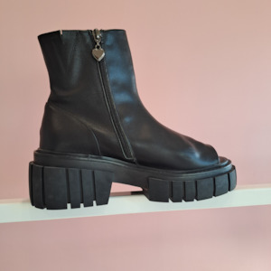 Shoes: Minx - 'Black' Boots - Size 41 / 10