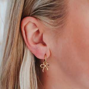 Mama: Bow Hoops | Gold