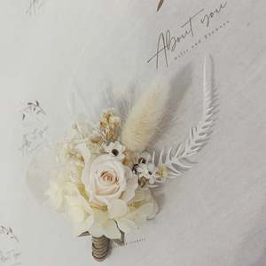 Buttonhole in gold & cream
